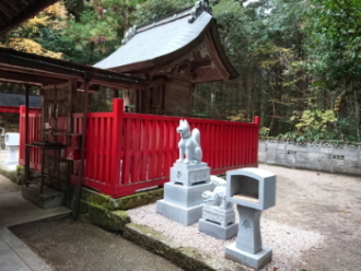 戸倉稲荷神社の狐像
