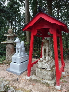 戸倉稲荷神社の狐像