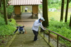 市森神社の清掃活動